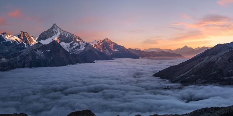 Matahari terbit di atas awan